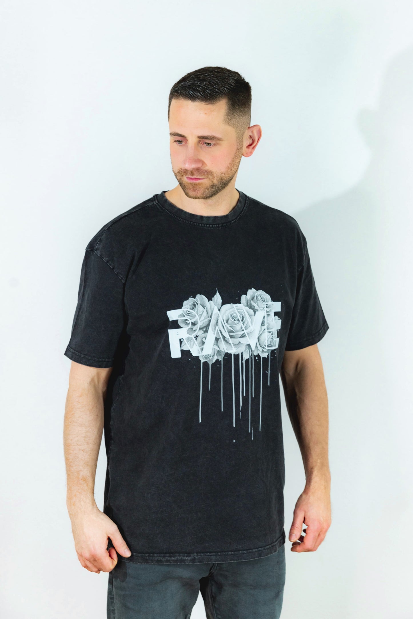 technoartig-acid-wash-shirt-schwarz-weiss-rosen