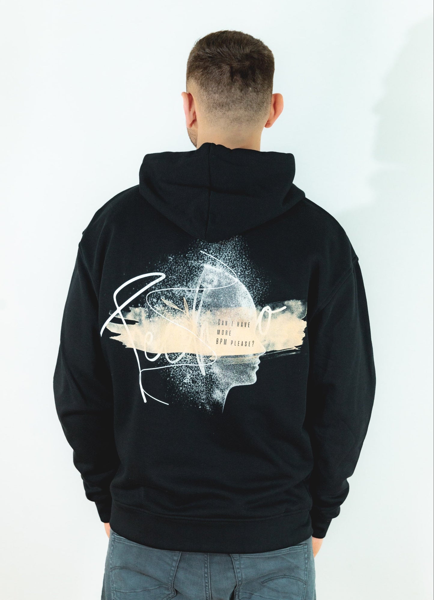 techno-hoodie-backprint-more-bpm-schwarz-technoartig