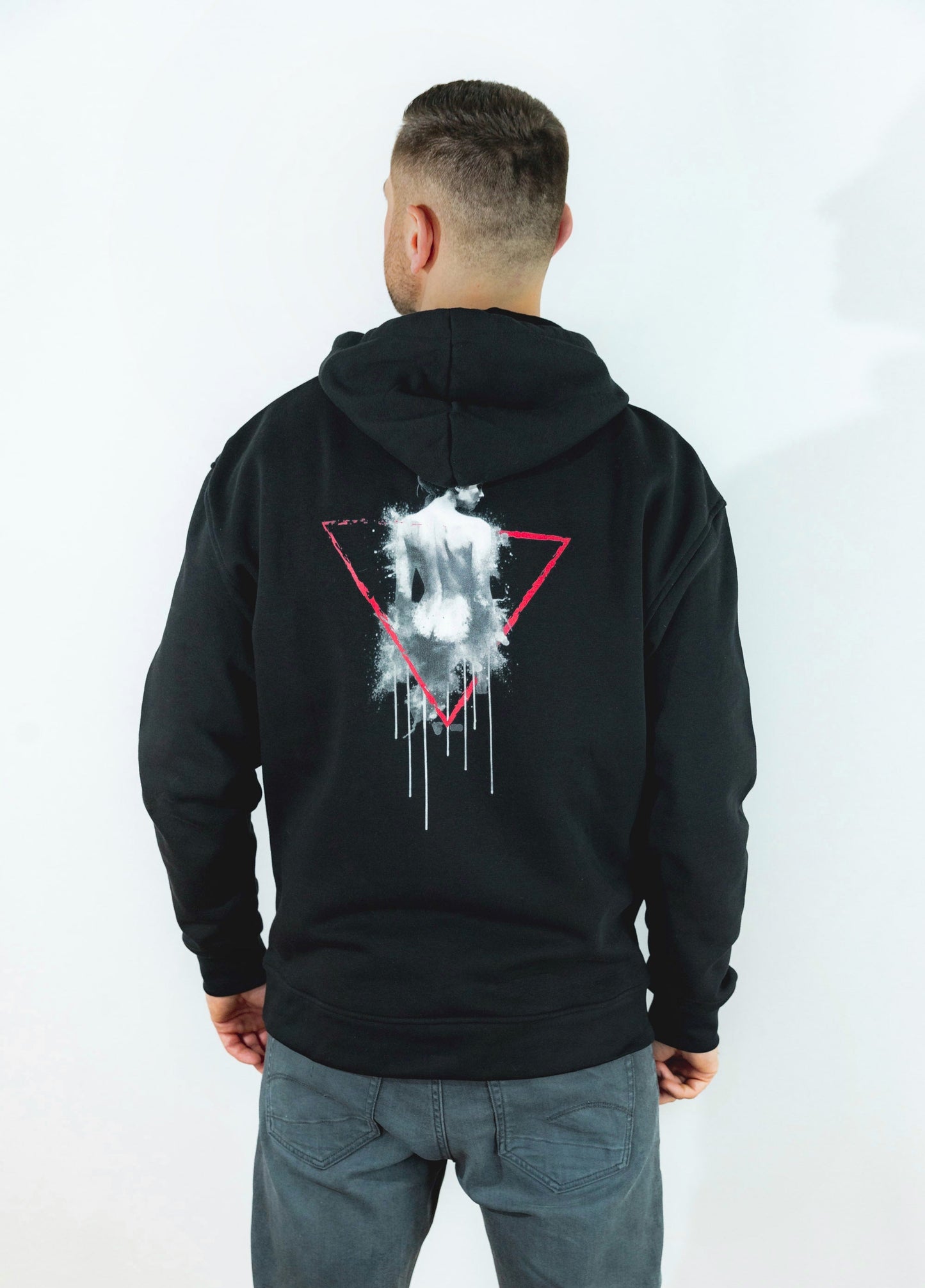 techno-hoodie-backprint-rotes-dreieck-techno-artig