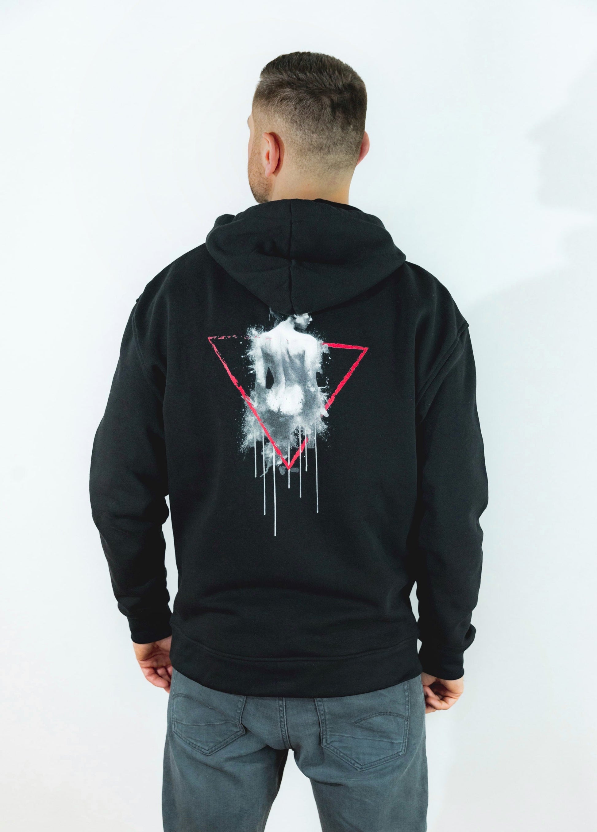 techno-hoodie-backprint-rotes-dreieck-techno-artig