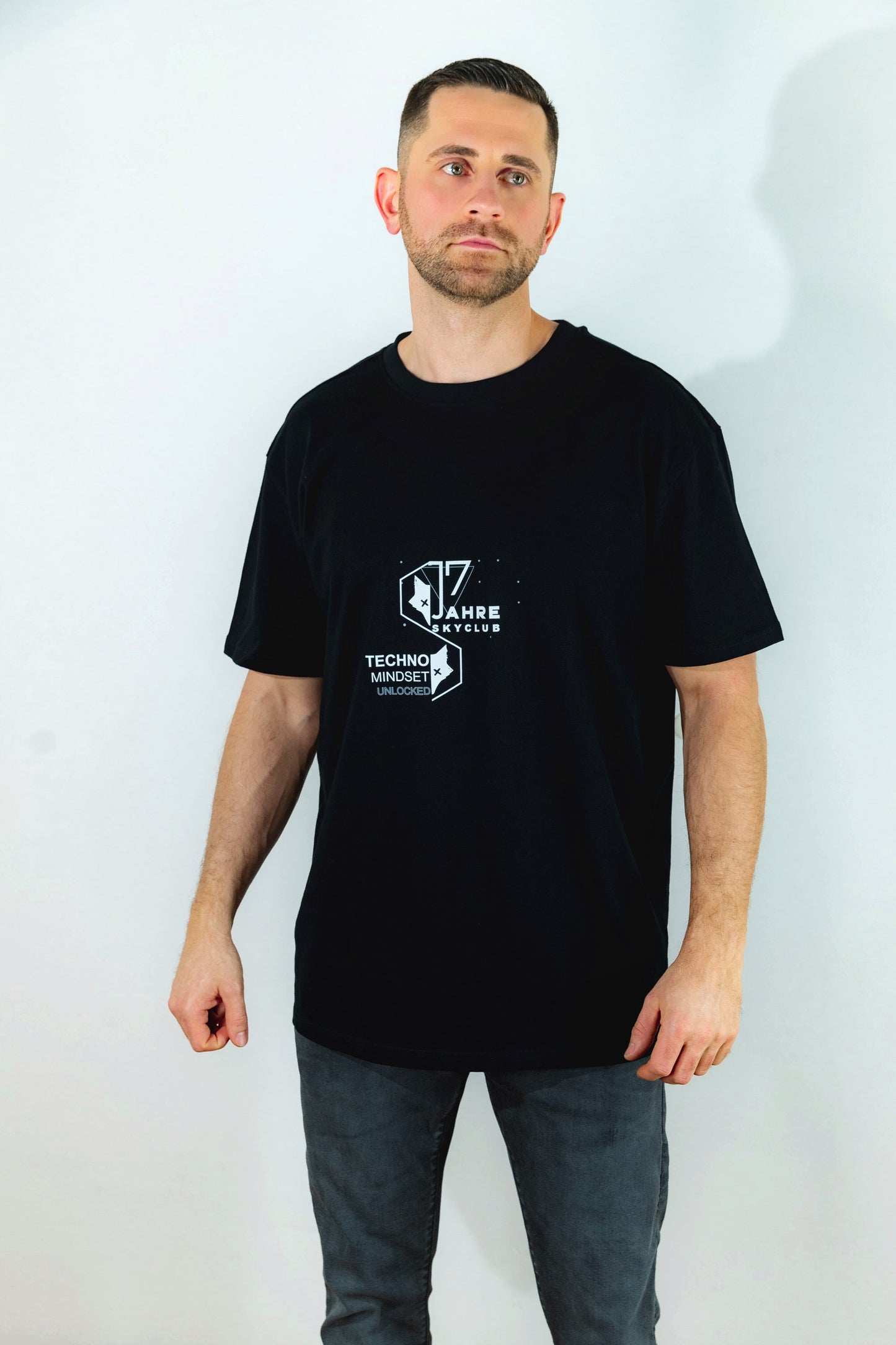 techno-oversize-t-shirt-frontprint-17-jahre-sky-club-motto