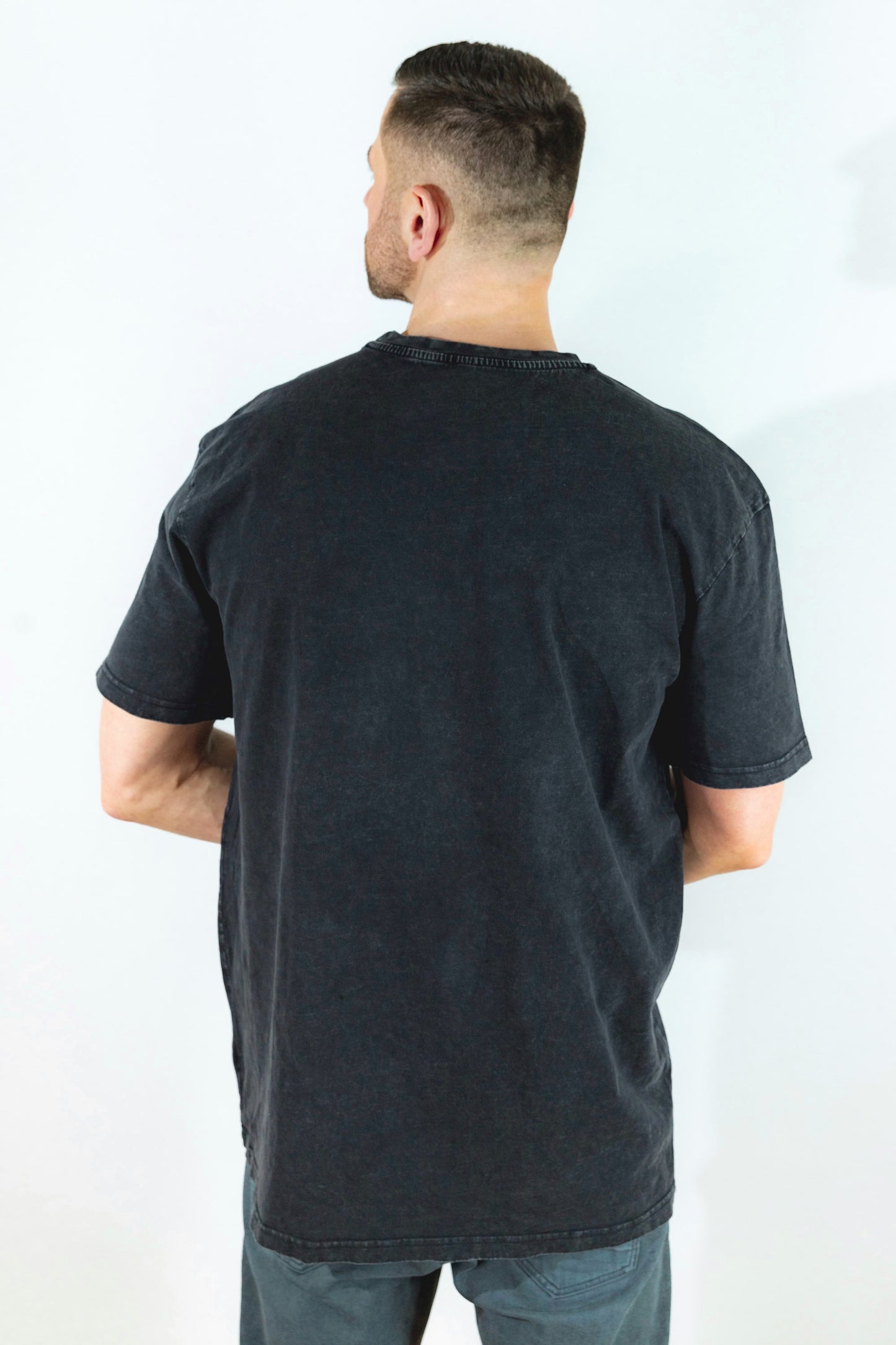 technoartig-acid-wash-shirt-schwarz-weiss-rosen-back